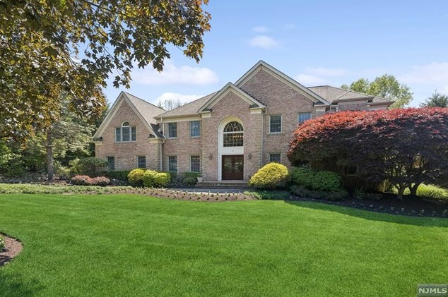 6 Mettowee Farms Ct, Upper Saddle River, NJ 07458-2125