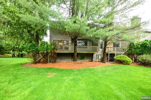 94 Frost Ln, Mahwah, NJ 07430-3314