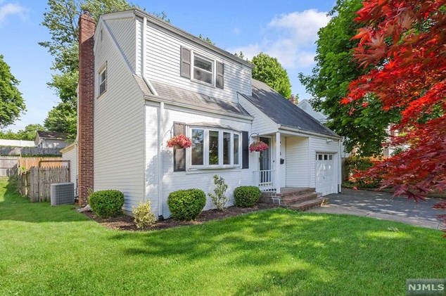 585 Grand Ave, Leonia, NJ 07605