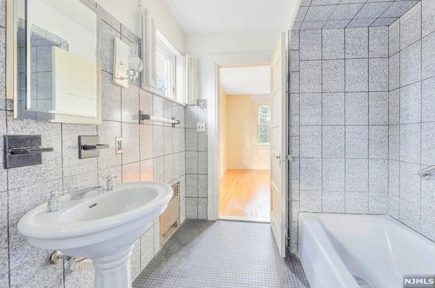 125 Hudson Ave, Tenafly NJ 07670-1039 exterior