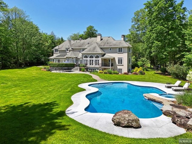 7 Brams Hill Dr, Mahwah, NJ 07430-2570