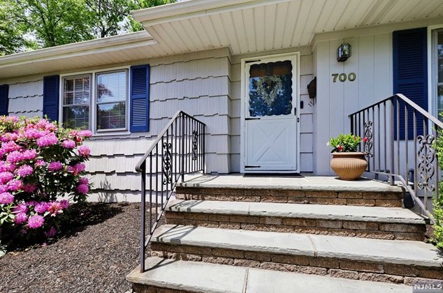700 W Crescent Ave, Allendale, NJ 07401
