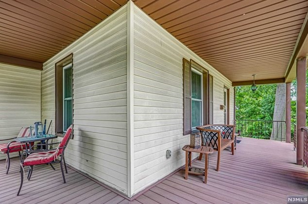 34 Armour Pl, Bergenfield NJ 07621-1204 exterior