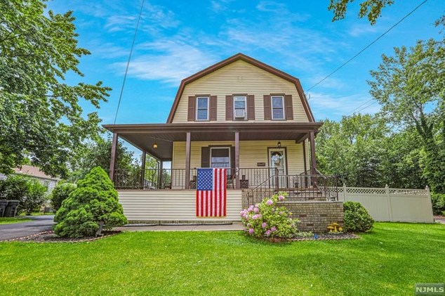 34 Armour Pl, Bergenfield, NJ 07621-1217