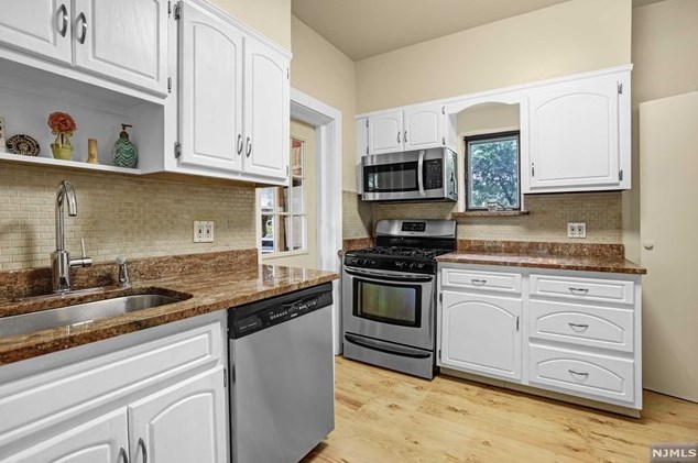 34 Armour Pl, Bergenfield NJ 07621-1204 exterior