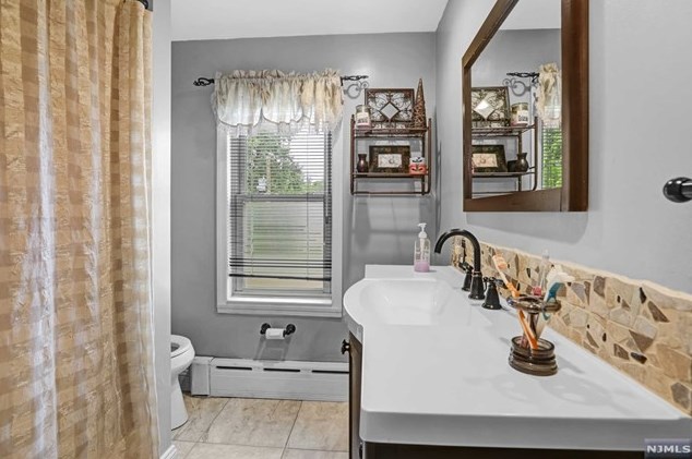 34 Armour Pl, Bergenfield NJ 07621-1204 exterior