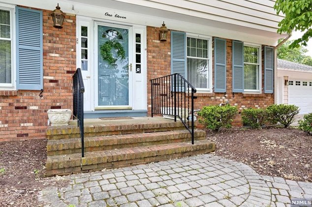 111 Cumberland Ct, Wyckoff, NJ 07481