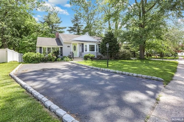 533 Ridgewood Rd, Westwood, NJ 07676