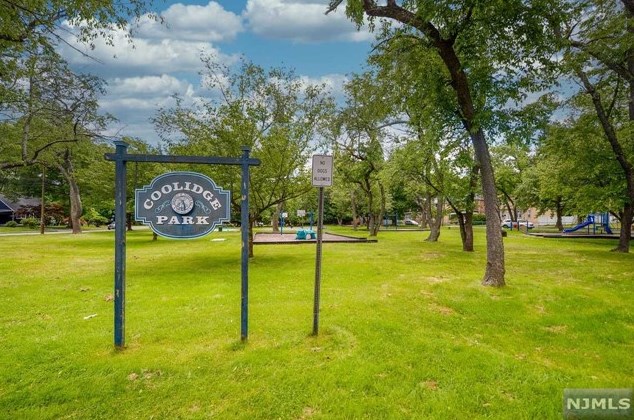 1152 Cooper Ave, Teaneck NJ 07666-5806 exterior