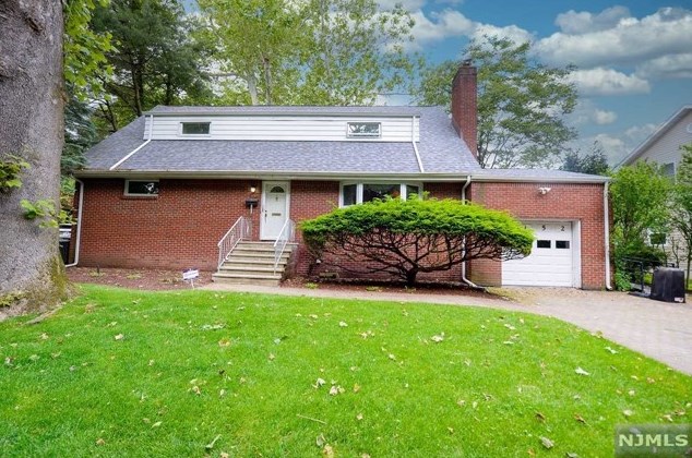 1152 Cooper Ave, Teaneck, NJ 07666-5806