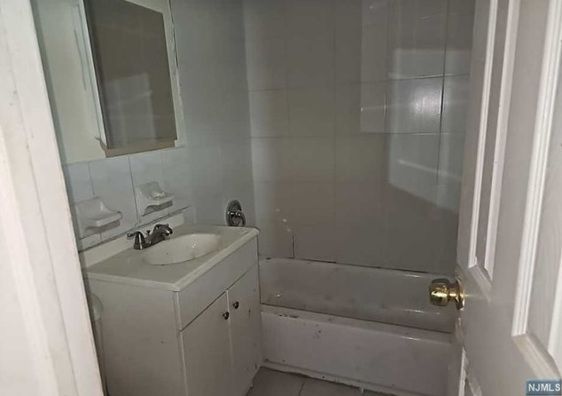 152 Clinton Pl, Newark NJ  07112-1602 exterior