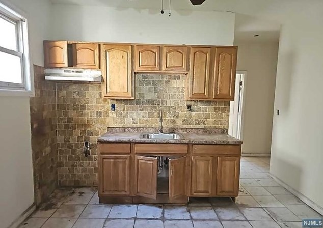 152 Clinton Pl, Newark NJ  07112-1602 exterior
