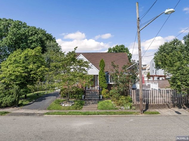 6 Grant St, Elmwood Park, NJ 07407-2236