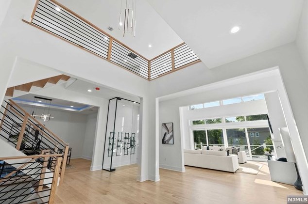 453 Evergreen Pl, Paramus, NJ 07652-1603
