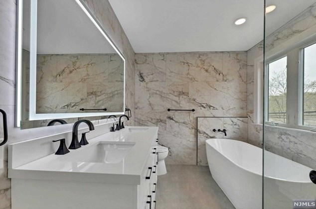 100 Colony Ave, Park Ridge NJ 07656-1104 exterior