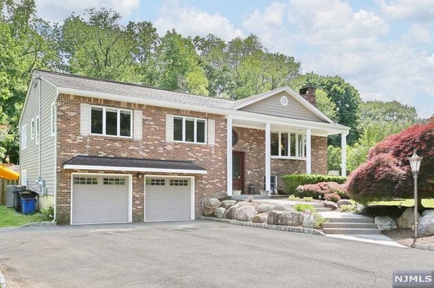 6 Sunrise Dr, Montvale, NJ 07645-1044