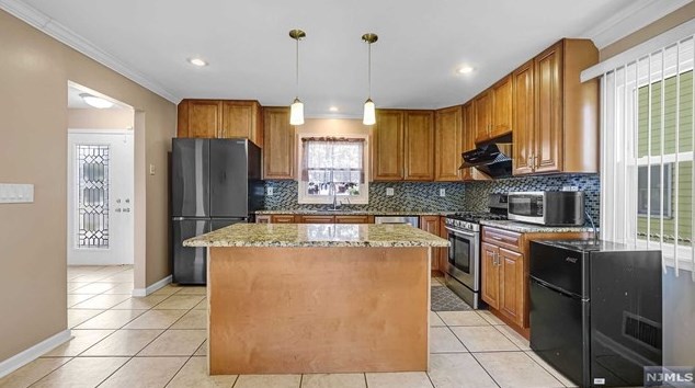 1042 Koelle Blvd, Secaucus NJ  07094-4230 exterior