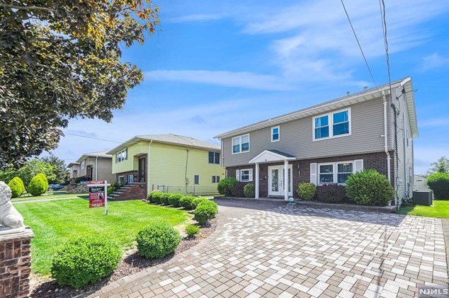 1042 Koelle Blvd, Secaucus NJ  07094-4230 exterior