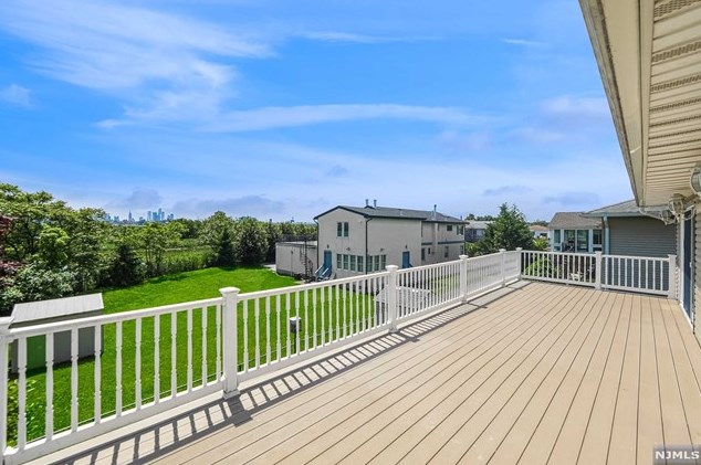 1042 Koelle Blvd, Secaucus NJ  07094-4230 exterior