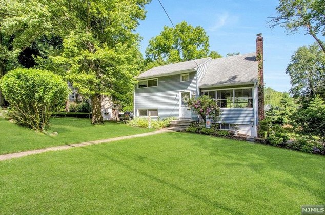 21 Hackensack Ave, Harrington Park, NJ 07640-1320