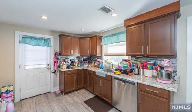 21 Chestnut St, Outwater, NJ 07026