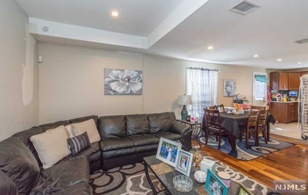 21 Chestnut St, Outwater NJ  07026-2819 exterior