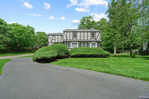 566 Wayne Dr, Westwood, NJ 07675