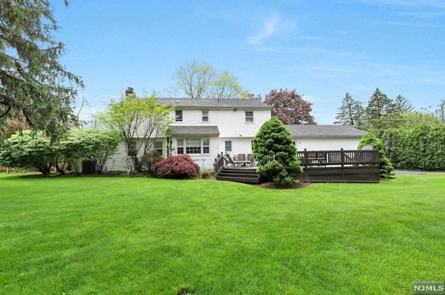 4 Avon Pl, Westwood, NJ 07677