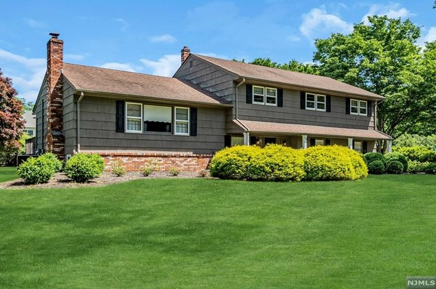 120 Willow Dr, Westwood, NJ 07675