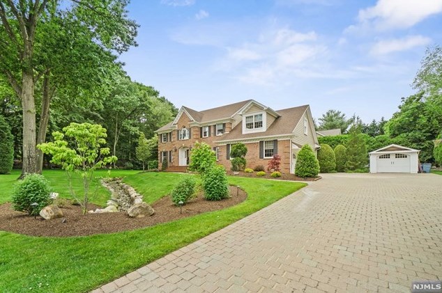 305 Sawmill Ln, Wyckoff, NJ 07481