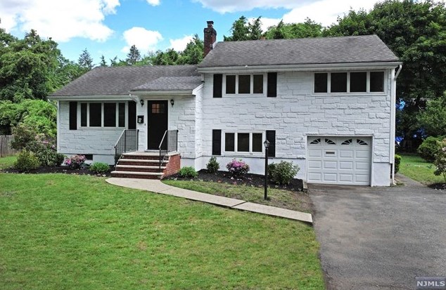 24 Spruce Pl, Ho Ho Kus, NJ 07423-1632