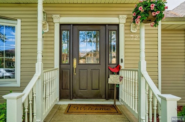 72 Lambert Pl, Paramus, NJ 07652-3815