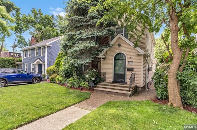 170 Carlton Ter, Teaneck, NJ 07666-4650
