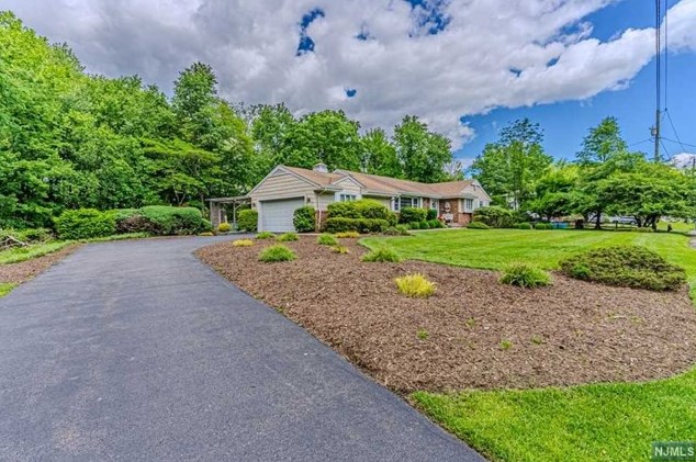 560 Lynn St, Harrington Park, NJ 07640-1022