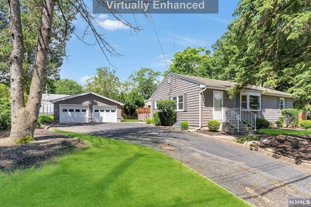 2 Banta Ct, Mahwah, NJ 07430-1208