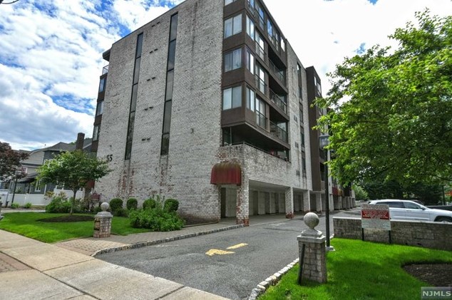 55 Clinton Pl, Hackensack NJ  07601-4524 exterior