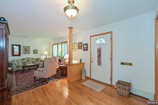 722 Erie Rd, Paramus, NJ 07652-4040