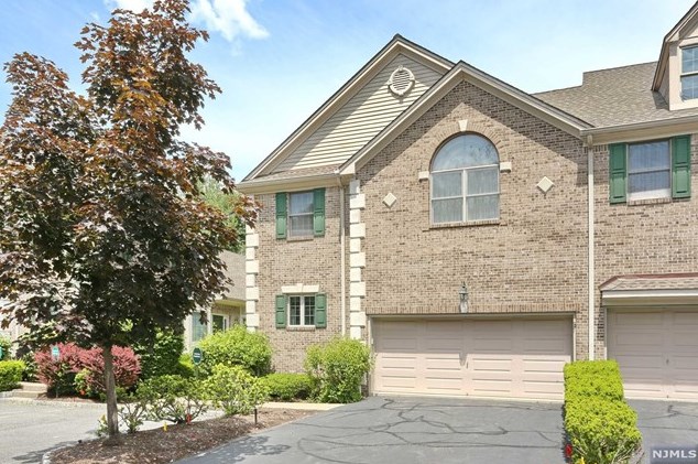 211 Laurel Brook Rd, Montvale NJ 07645-1738 exterior