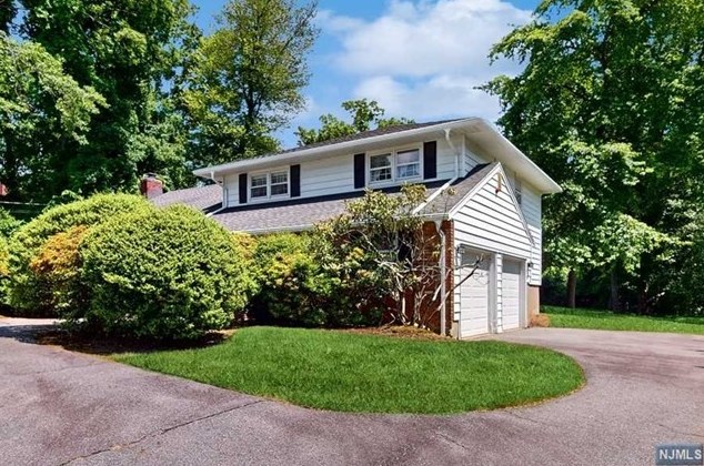 44 Brookwood Dr, Wayne, NJ 07470-4250