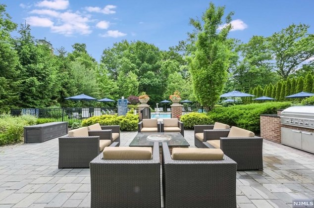 164 Cortland Dr, Upper Saddle River NJ 07458-2818 exterior