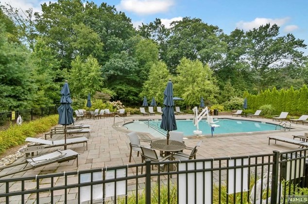 164 Cortland Dr, Upper Saddle River NJ 07458-2818 exterior