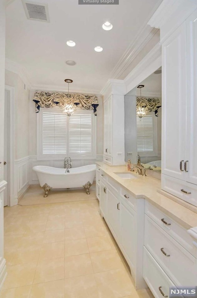 164 Cortland Dr, Upper Saddle River NJ 07458-2818 exterior