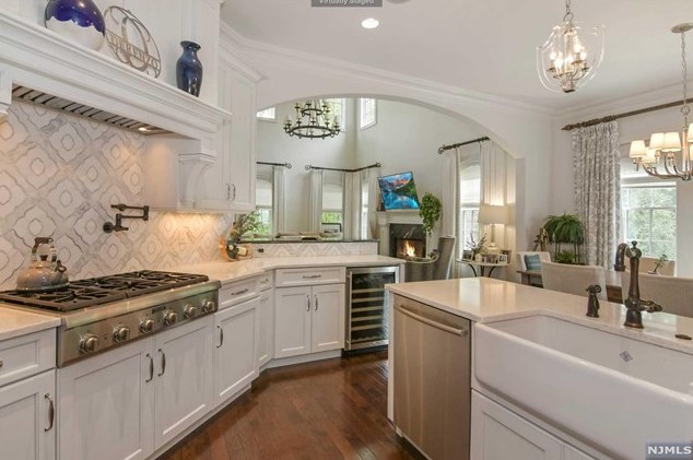 164 Cortland Dr, Upper Saddle River NJ 07458-2818 exterior