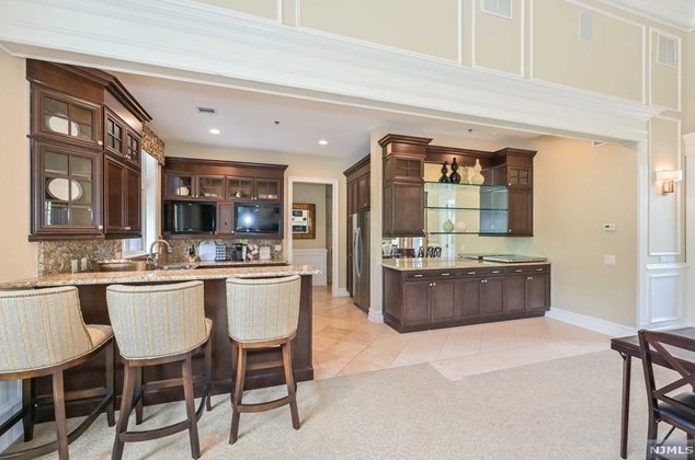 164 Cortland Dr, Upper Saddle River NJ 07458-2818 exterior