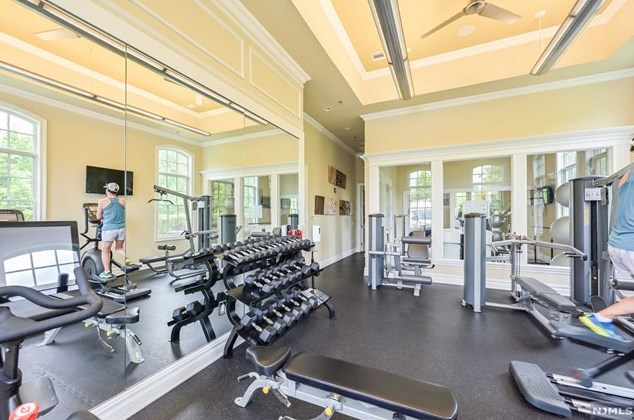 164 Cortland Dr, Upper Saddle River NJ 07458-2818 exterior