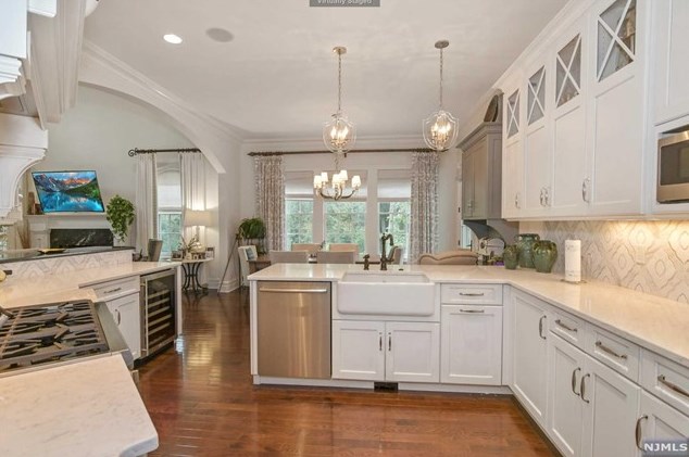 164 Cortland Dr, Upper Saddle River NJ 07458-2818 exterior