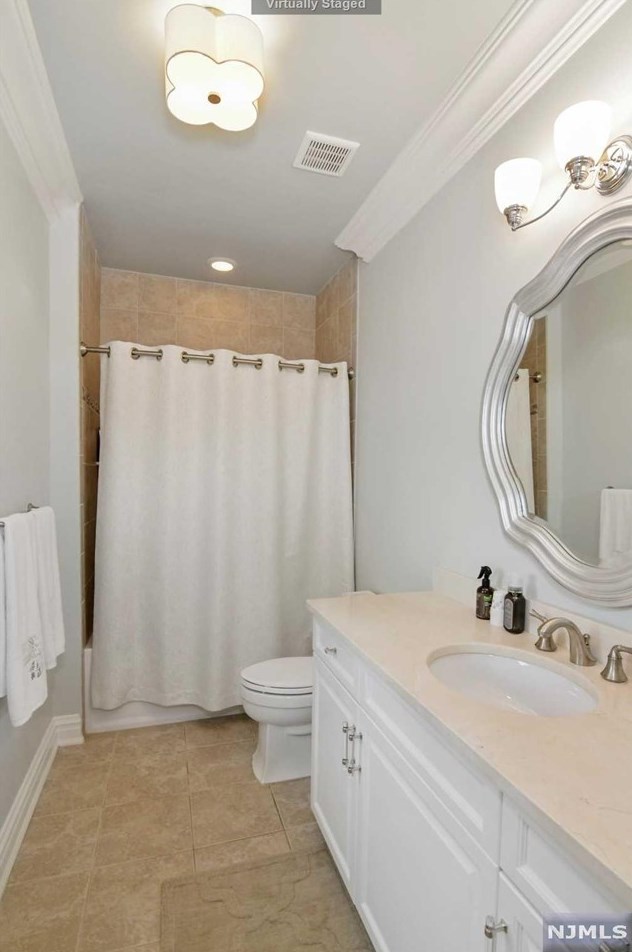 164 Cortland Dr, Upper Saddle River NJ 07458-2818 exterior