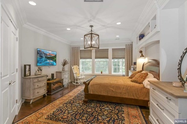 164 Cortland Dr, Upper Saddle River NJ 07458-2818 exterior