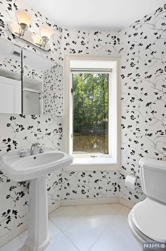 168 Vaccaro Dr, Cresskill NJ 07626-1761 exterior