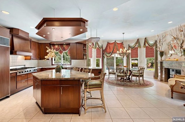 168 Vaccaro Dr, Cresskill NJ 07626-1761 exterior